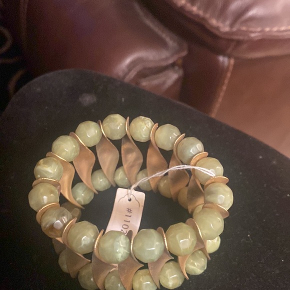 Vintage BoHo, Costume Jewelry, Goldtone Green Beaded, Stretch Bracelet 💜🔥⭐️💜 - Picture 6 of 6